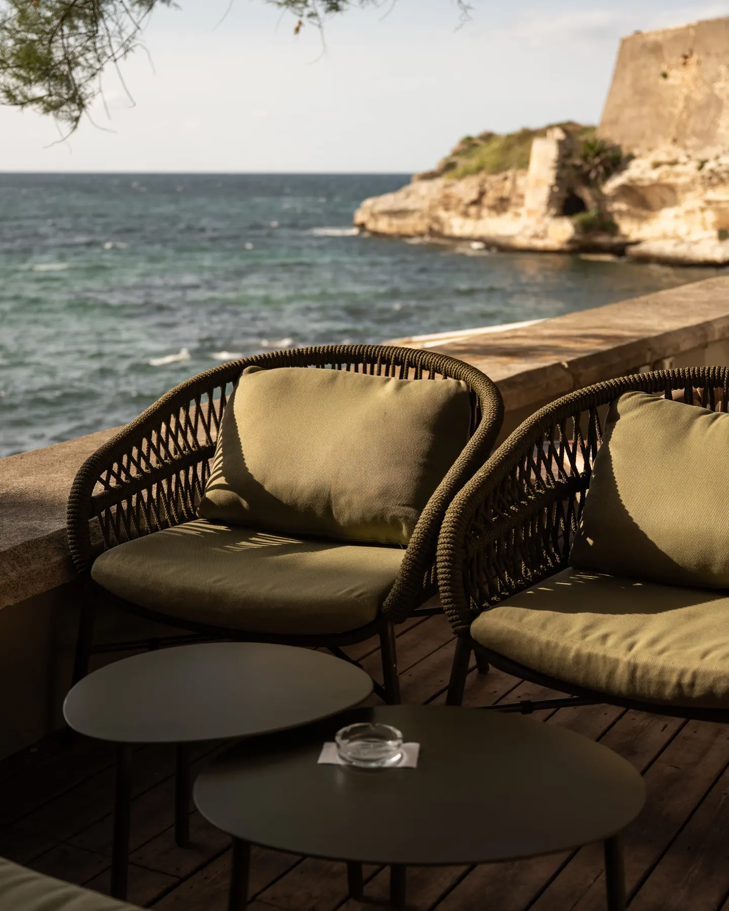 Fauteuils de la terrasse de La Vista face à la mer, Saint-Florent